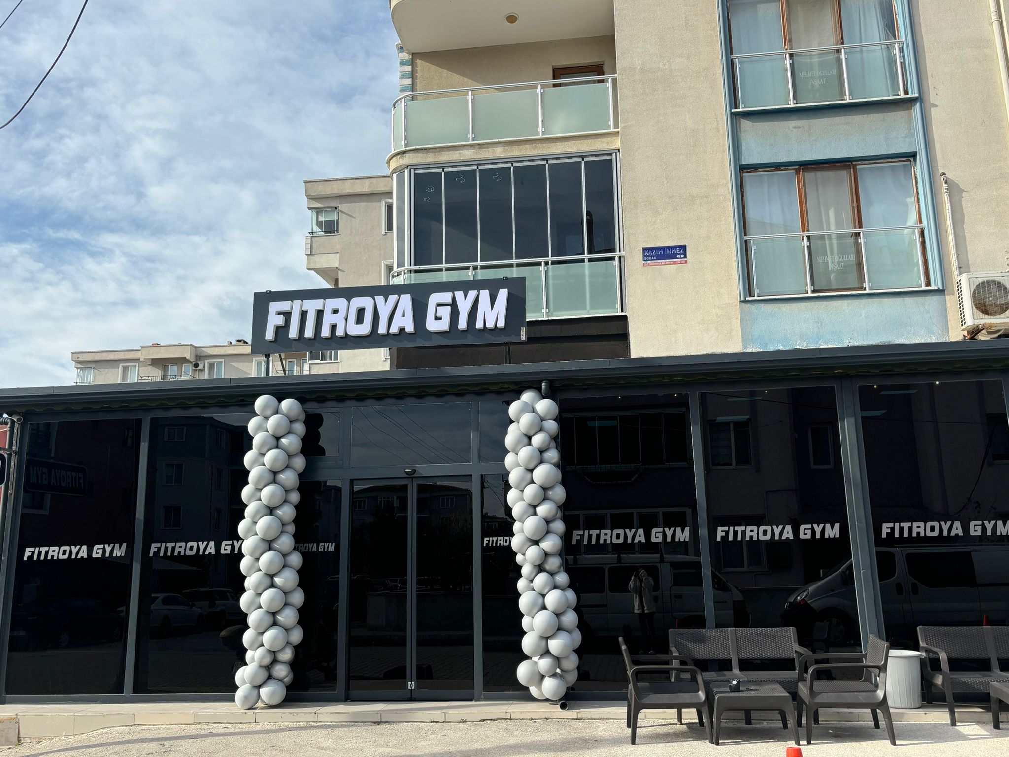 Fitroya GYM performing a deadlift with perfect form