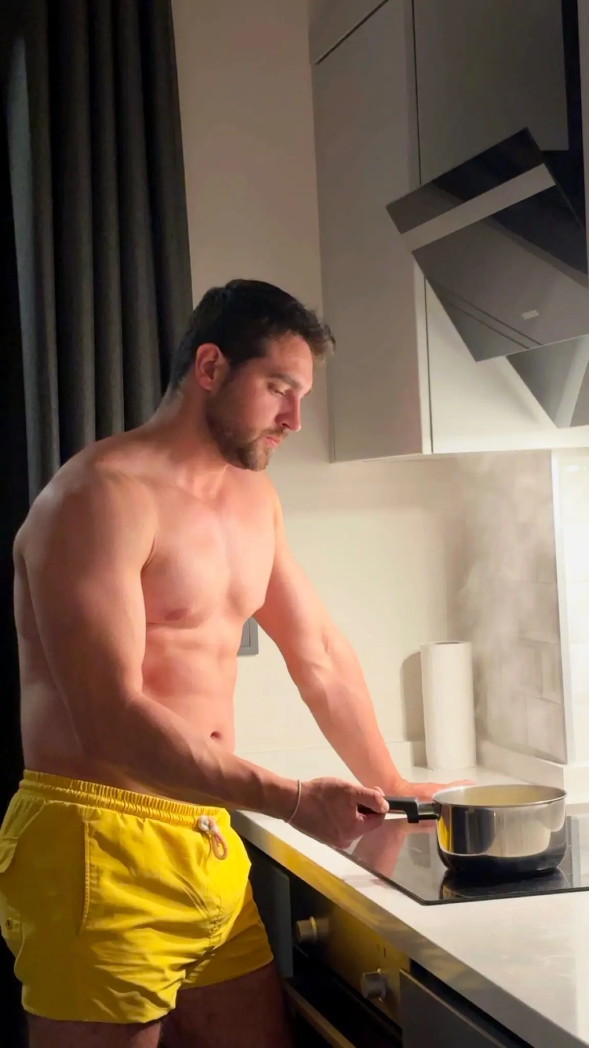 Oğuzhan Kamalı demonstrating foam roller technique